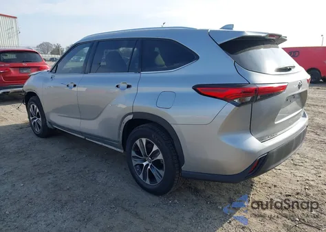 2020 Toyota Highlander Xle z USA, uszkodzony, nr VIN 5TDGZRAH3LS011671